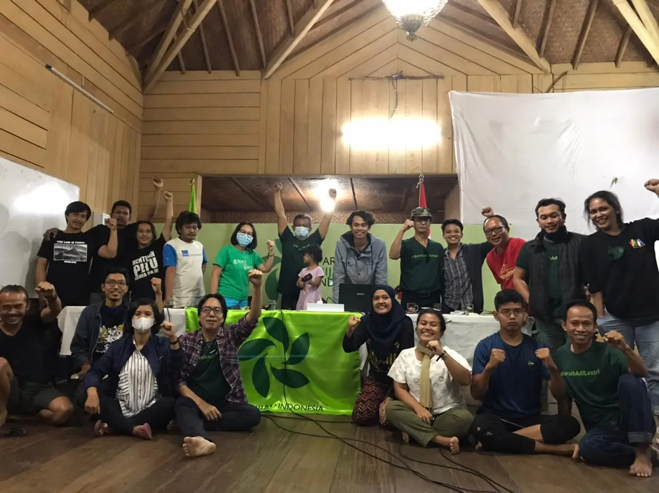 Anggota Partai Hijau Indonesia berkumpul sambil membawa bendera PHI